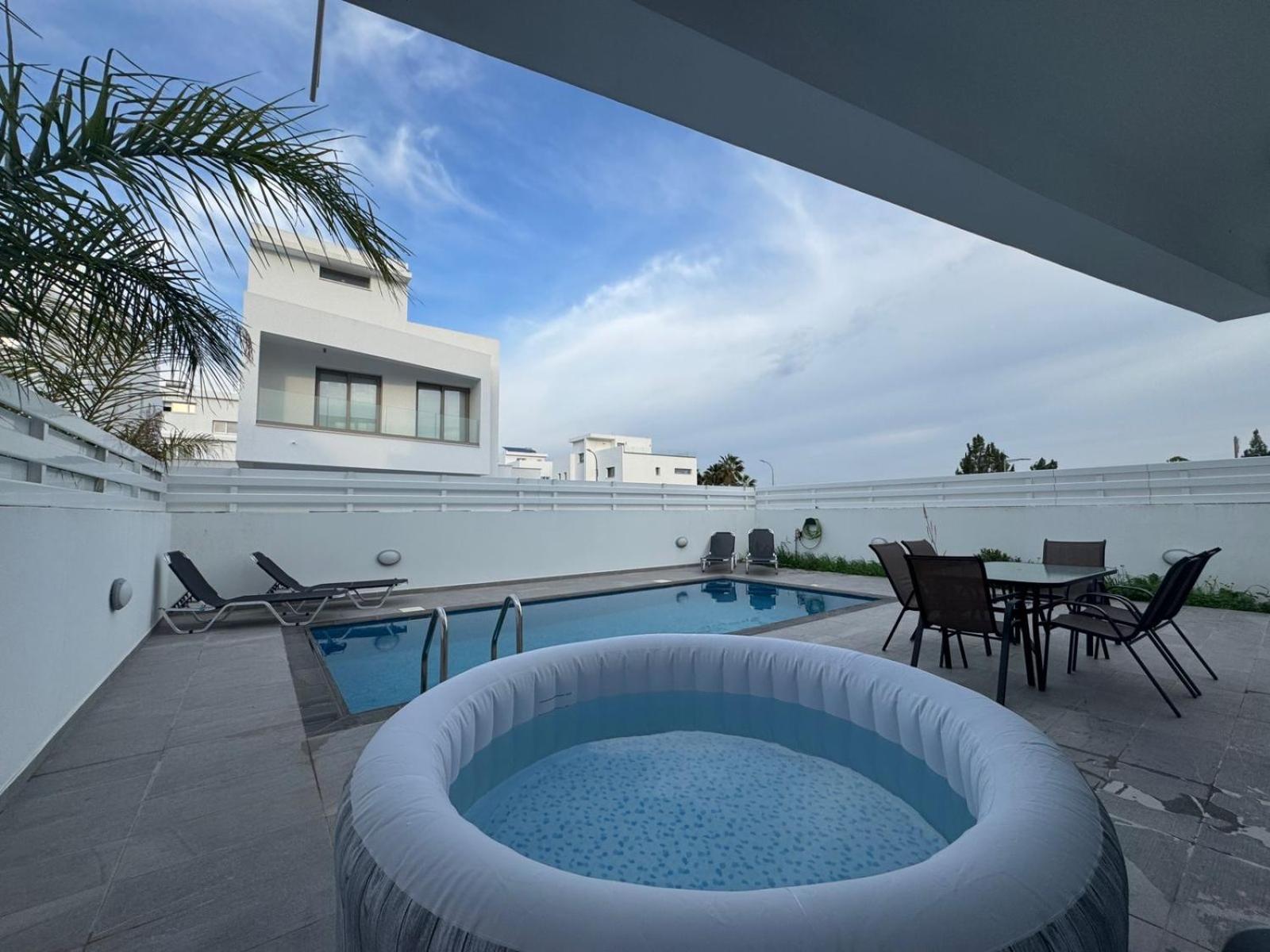 Hubstay - Seaview Villa Oriana In Larnaca, 10 Min Walk To The Beach Εξωτερικό φωτογραφία